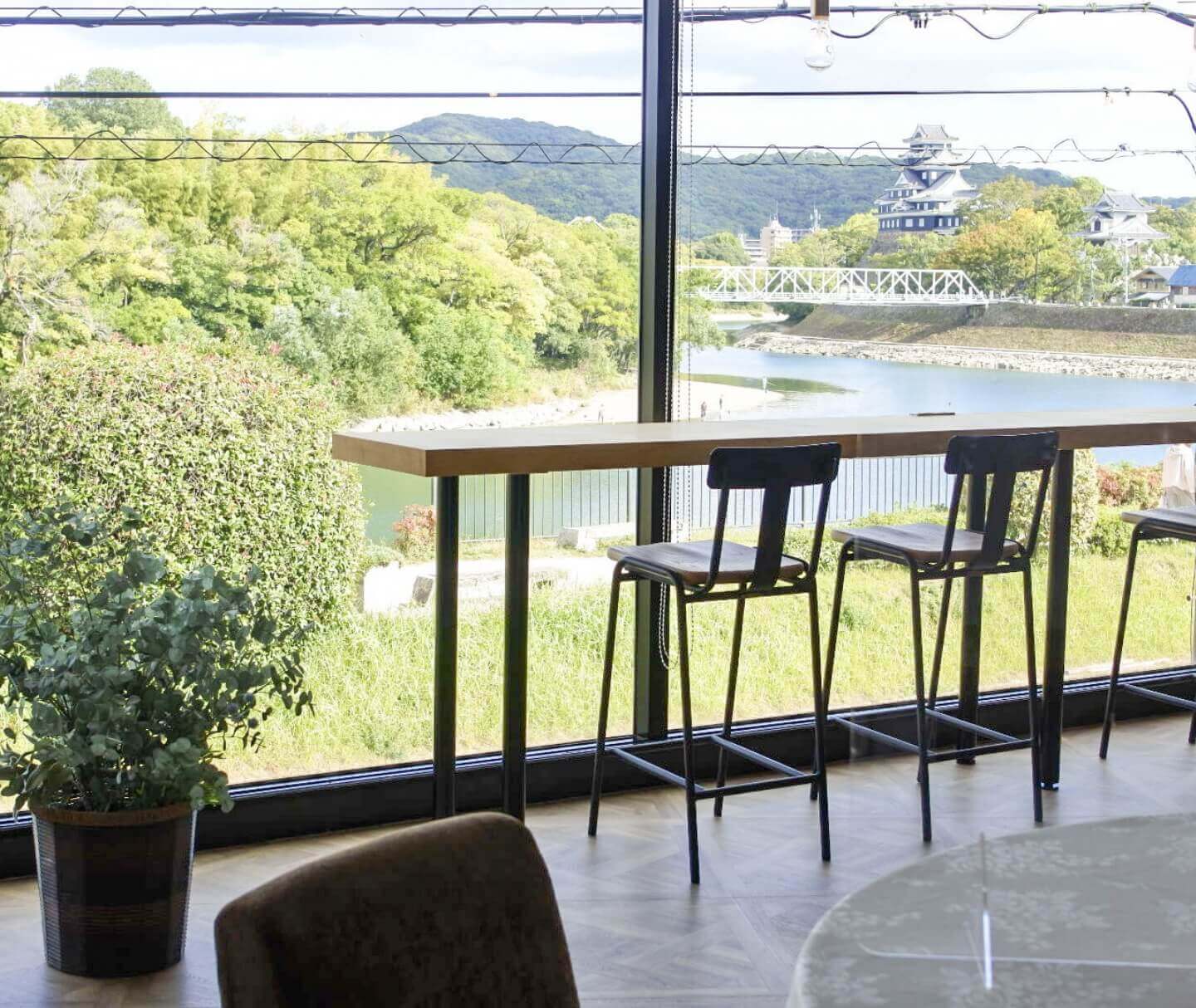 後楽園・岡山城を一望できるオープンカフェ